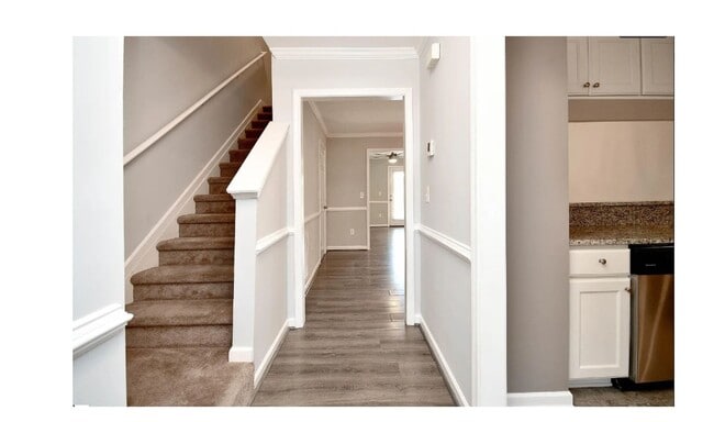 Building Photo - Charming 2-bedroom, 2.5-bathroom townhouse...
