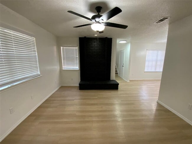 Building Photo - 9524 Woodvale Dr
