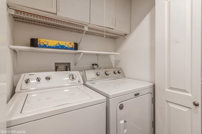 Building Photo - 2043 University Dr