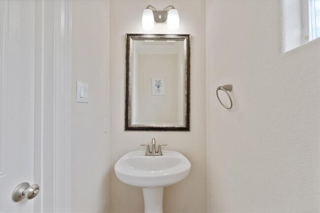 Building Photo - 5502 Lunia Ln