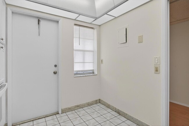 Building Photo - 2651 S Palm Aire Dr