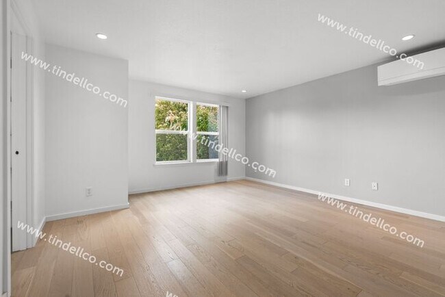 Building Photo - Spacious 3BR w/ Fenced Backyard w/ Deck – ...