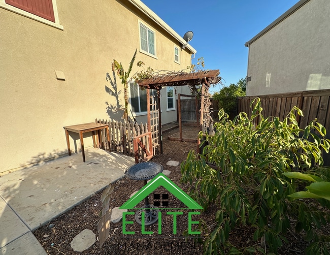 Building Photo - Spacious 4-Bedroom Home in Sought-After No...