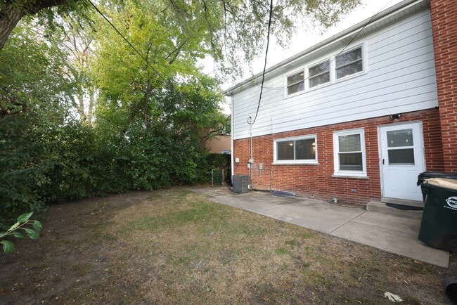 Building Photo - 503 E Valley Ln