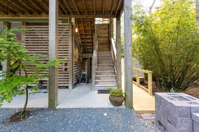 Building Photo - 211 Lewis Dr