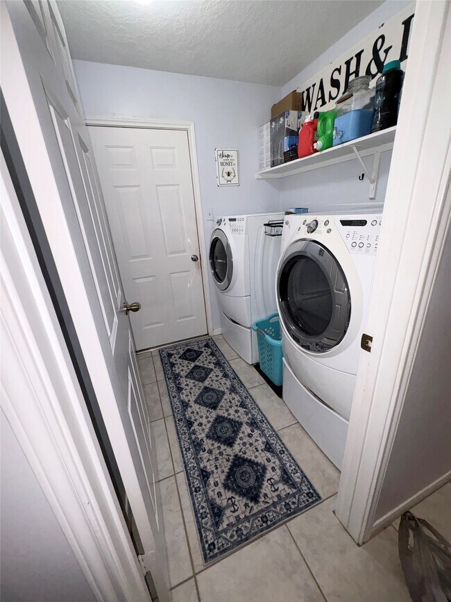 Building Photo - 4325 Spoonbill Dr