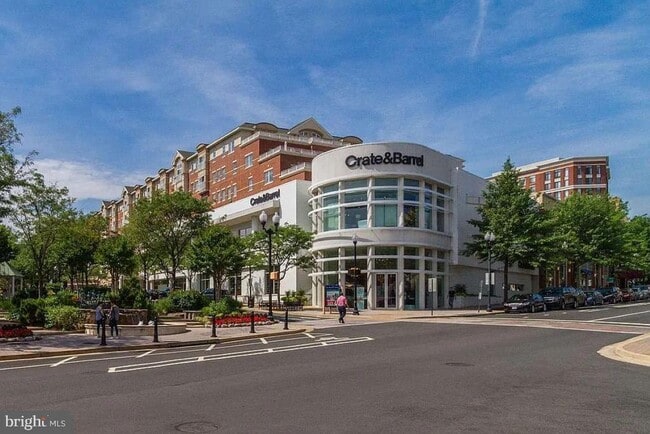 Building Photo - 1220 N Fillmore St