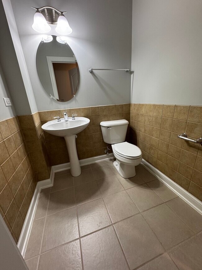 Building Photo - 1800 Amberley Ct