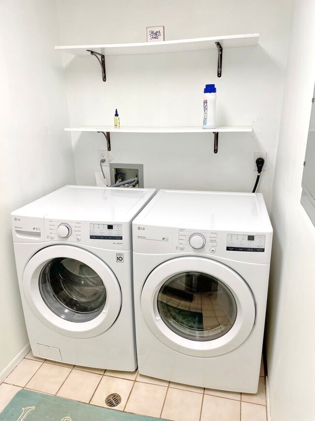 Building Photo - Wailuku Heights Executive Style 3Bed/2Bath Furnished Upstairs Home - Pool w/ cabanas - Most Utili...