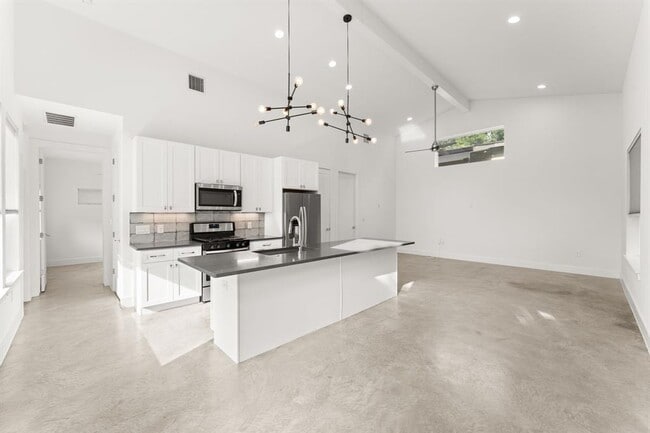 Building Photo - 6201 Caddie St