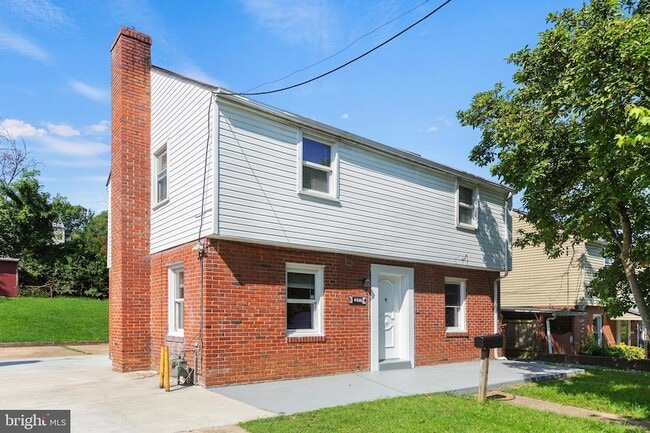 Building Photo - 4816 Woodlawn Dr