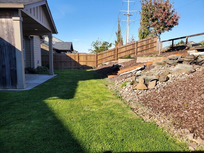 Building Photo - Pet Friendly Craftsman Style Home in Desirable West Salem Neighborhood