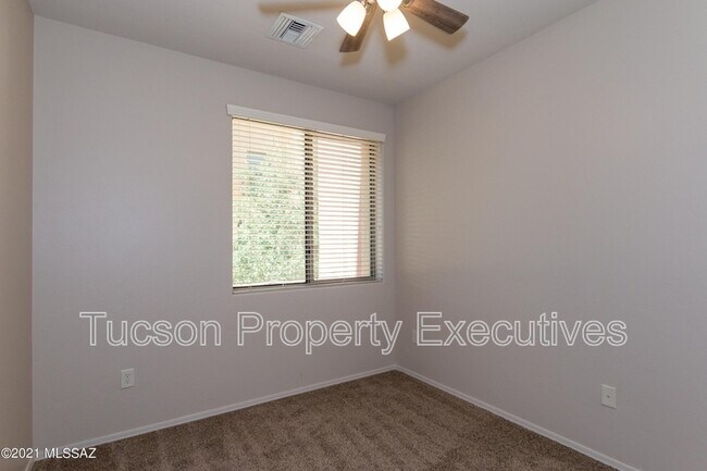 Building Photo - 2442 E Emerald Moon Dr