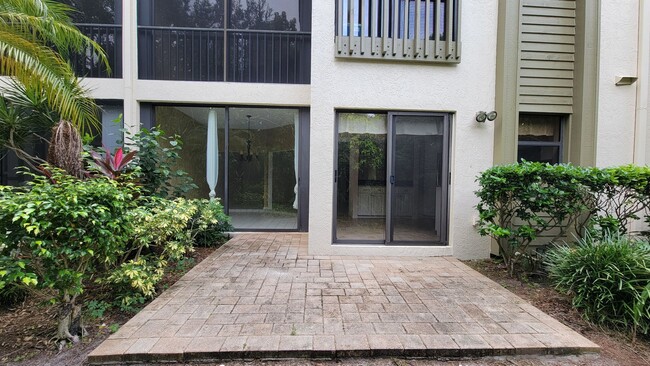 Building Photo - Desirable 2 bed/ 2 bath/1 car Condo in The...