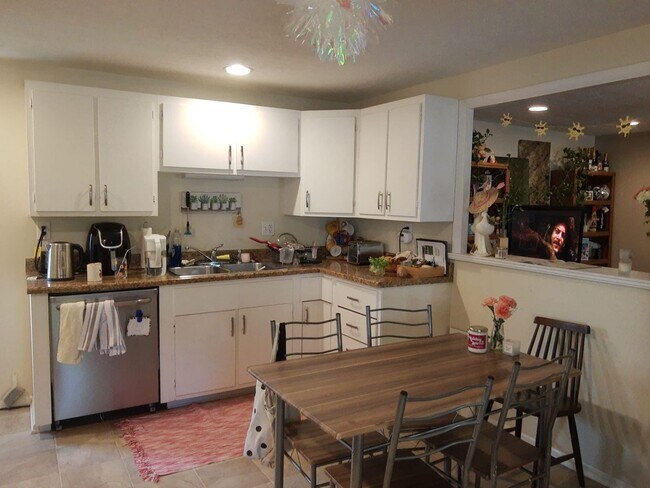 Building Photo - 3 bedroom house 5 person occupancy Availab...