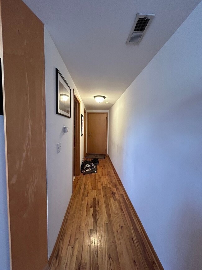 Building Photo - 865 W Buckingham Pl