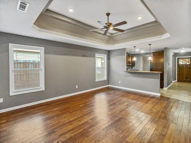 Building Photo - Available August 6th!!! Recently Updated 3...