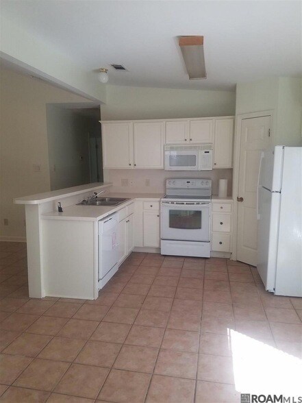 Building Photo - 16242 E Ridgewood Dr
