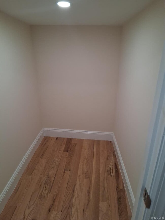 Building Photo - 601 E 226th St