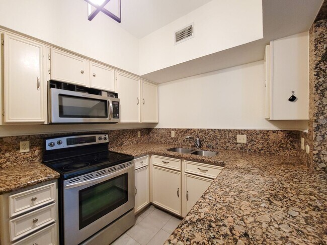 Building Photo - BEAUTIFUL UPDATED 2 BEDROOM 2 BATH CONDO. ...
