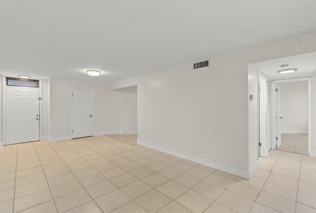 Building Photo - 215 Lake Pointe Dr