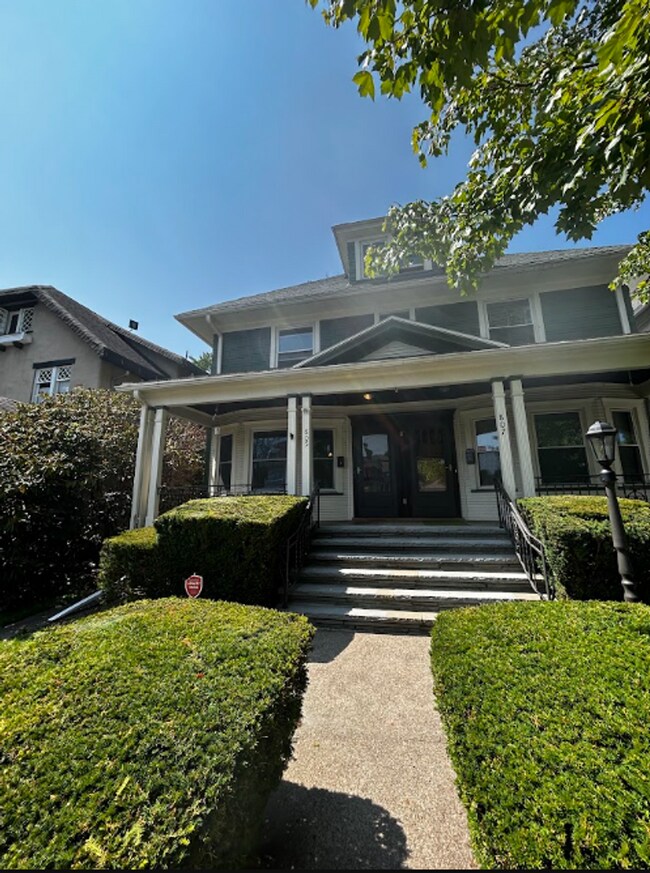 Building Photo - 805-807 North Irving Avenue