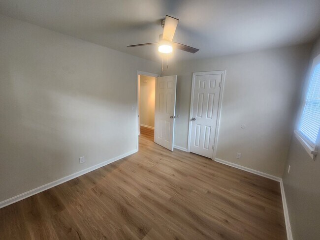 Building Photo - Beautiful and spacious 3 bedroom 1 bath ho...
