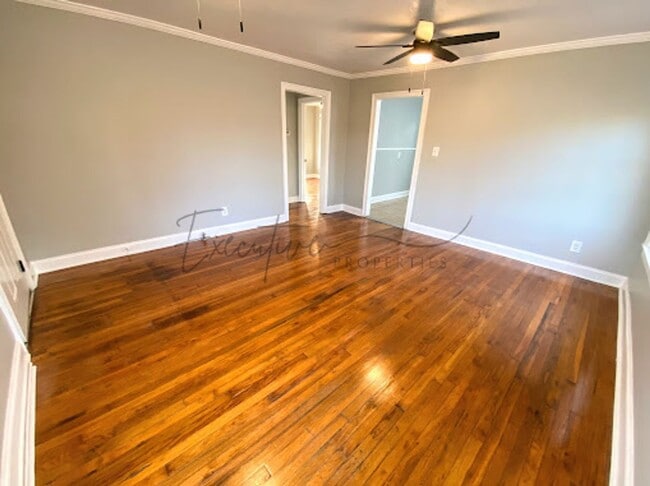 Building Photo - Remodeled 2BR/1BA with Hardwood Floors & L...