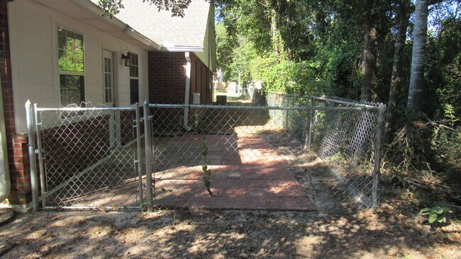 Fenced area for pets - 1700 Lake Mars Ave