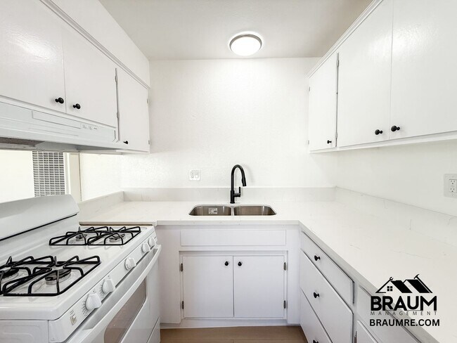 Building Photo - 4636 Laurel Canyon Blvd