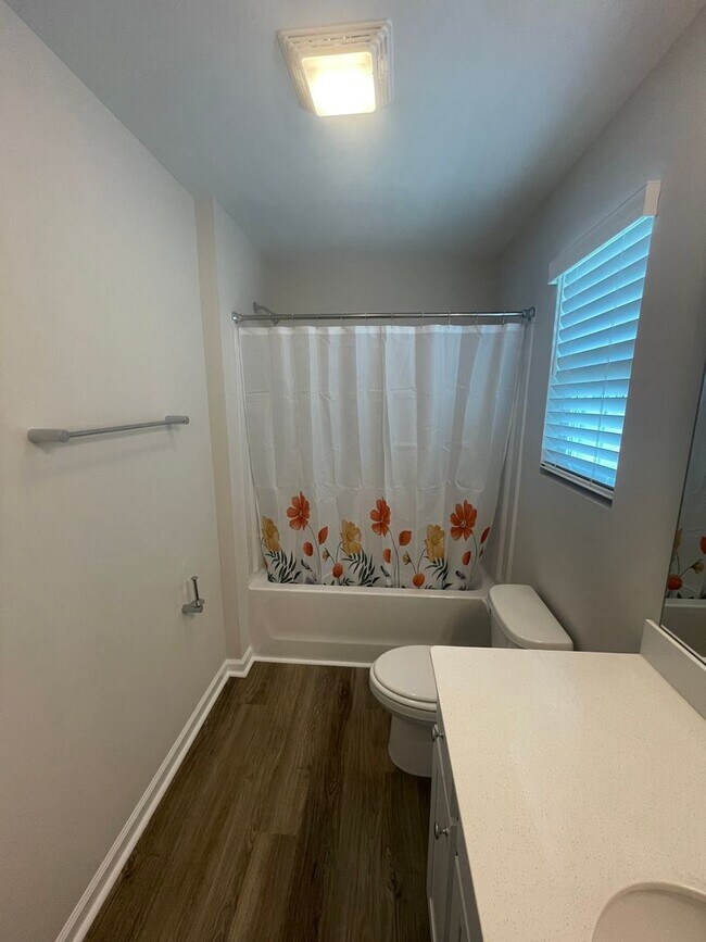 Building Photo - 3 BR Home in River Oaks!