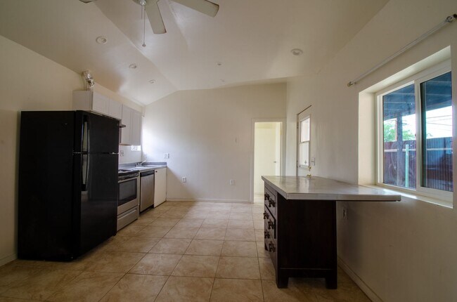 Building Photo - 2 Bed 1 Bath Home with Private Fenced Backyard!