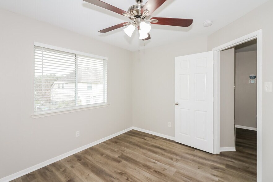 Building Photo - 6207 Winter Oak St