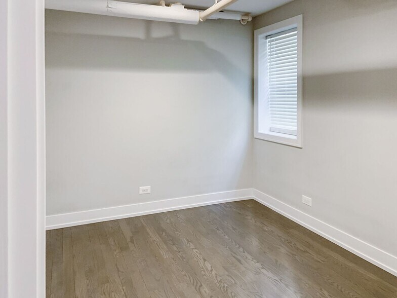 Building Photo - 5049 N Winchester Ave