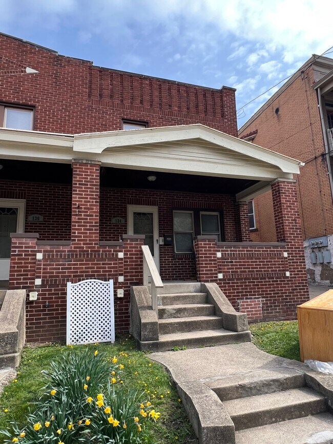 Building Photo - 134 W Sycamore St