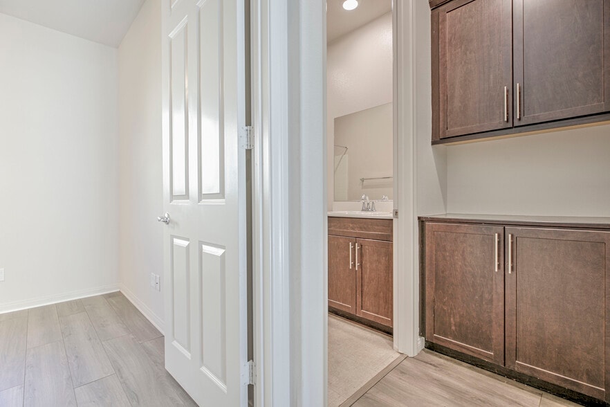 Building Photo - 14121 W Oak Ln