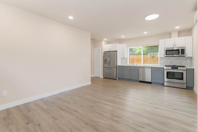 Building Photo - Live in the Heart of North Seattle – 2-Bedroom Home!