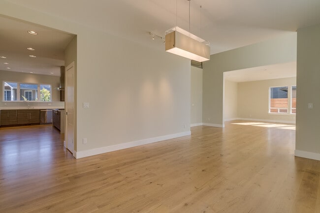 Building Photo - Luxurious & Contemporary 5 bed home in Red...