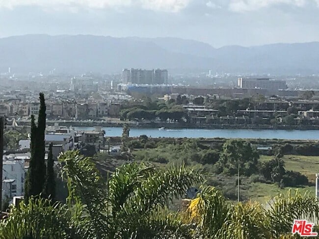 Building Photo - 241 Rees St