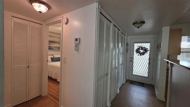 Building Photo - 2801 Somerset Dr