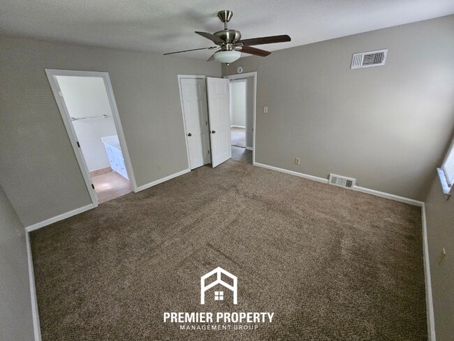 Building Photo - Massive 5BR/3BA Executive Home in East Memphis | Screened Porch & 2,200+ Sq Ft