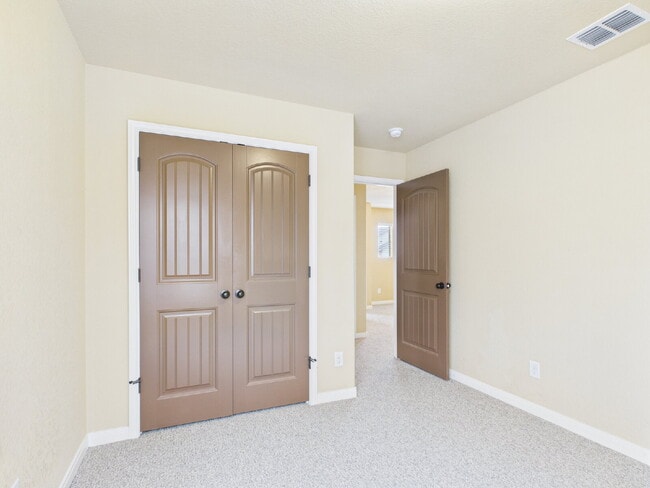 Building Photo - 3-Bedroom Retreat with 2.5 Baths in Freder...