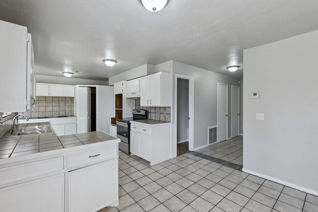 Building Photo - 3 bed, 2.5  bath house in Warr Acres