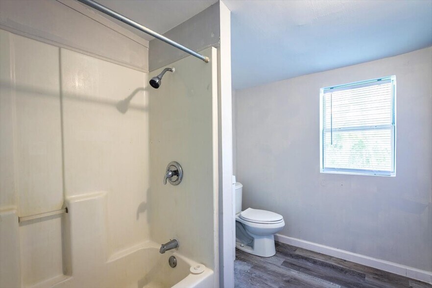 Building Photo - 531 New Berlin Rd