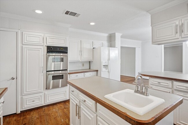 Building Photo - 6441 Linden Ln