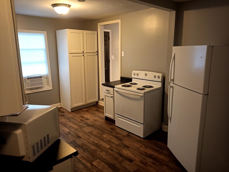 Building Photo - 303 Fleetwood Dr