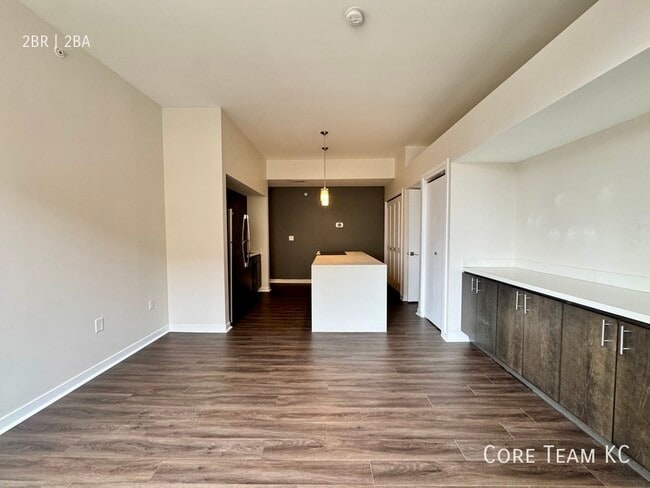 Building Photo - 662 E 63rd St