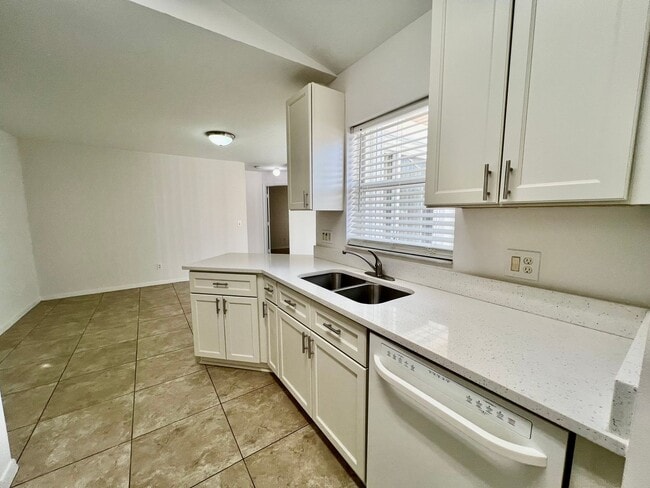 Building Photo - 3 Bedroom 2 Bath in Torino