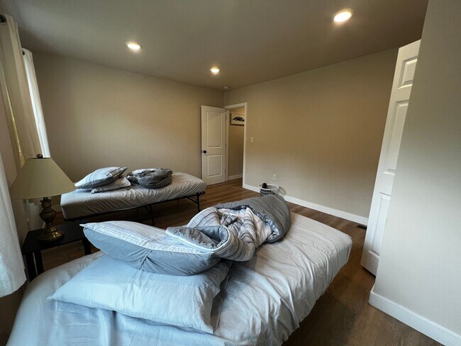 Building Photo - Lovely 2 BR/2 BA Townhome in Riggs Park!