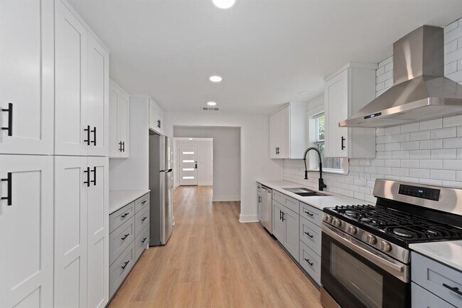 Building Photo - 2208 Santa Rita St